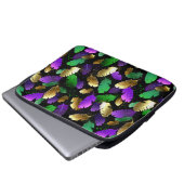 Nahtloses Muster mit Mardi Gras-Federn Laptopschutzhülle (Vorne Knopf)