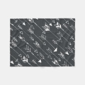 Nahtloses Muster mit Pfeilen auf schwarzem Hinterg Fleecedecke (Vorderseite (Horizontal))