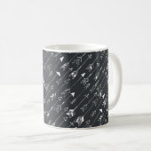Nahtloses Muster mit Pfeilen auf schwarzem Hinterg Kaffeetasse (VorderseiteRechts)