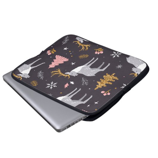Nahtloses Muster mit Rentieren, Tannenbäumen und S Laptopschutzhülle (Vorne Knopf)