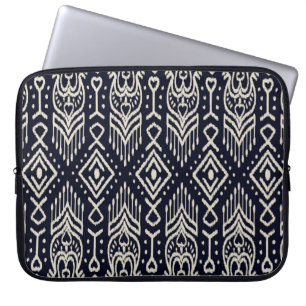 Nahtloses Muster mit Stickerei. Ikat Fabric. Eth Laptopschutzhülle