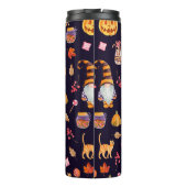 Nahtloses Muster mit Vintagen Halloween-Elementen. Thermosbecher (Rückseite)