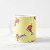 Nahtloses Muster mit Vintagen roten Sneakern, Hand Kaffeetasse (Vorderseite Links)