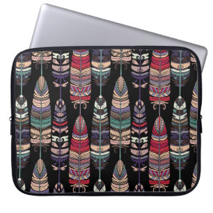 Nahtloses Muster mit Vogelfedern. Tribal Art a Laptopschutzhülle
