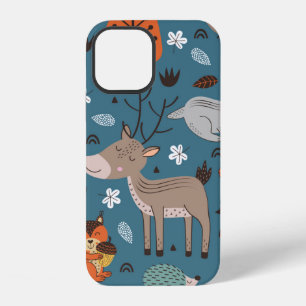 Nahtloses Muster mit Waldtieren auf blauem Hinterg iPhone 12 Hülle