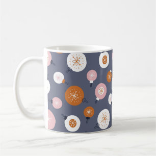 Nahtloses Muster mit Weihnachtsbällen auf einer du Kaffeetasse