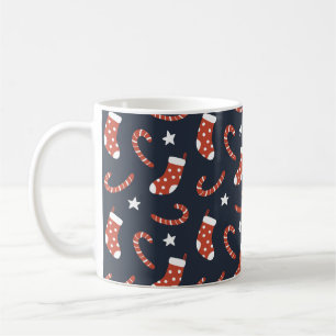 Nahtloses Muster mit Weihnachtssocken, Bonbons Kaffeetasse