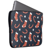 Nahtloses Muster mit Weihnachtssocken, Bonbons Laptopschutzhülle (Vorne Rechts)