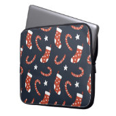 Nahtloses Muster mit Weihnachtssocken, Bonbons Laptopschutzhülle (Vorderseite Links)