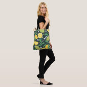 Nahtloses Muster mit Zitronen. Abstrakter Kunstdru Tasche (Am Model)
