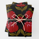 Nahtloses Muster von rote Rosen auf schwarzem Hint Geschenkpapier Set (Beispiel)