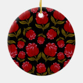 Nahtloses Muster von rote Rosen auf schwarzem Hint Keramik Ornament (Hinten)