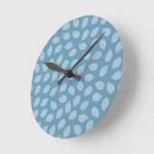 Nahtloses weiches blaues Blattmuster Runde Wanduhr (Winkel)