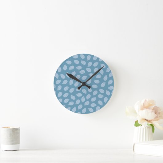 Nahtloses weiches blaues Blattmuster Runde Wanduhr (Zuhause)