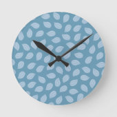 Nahtloses weiches blaues Blattmuster Runde Wanduhr (Vorderseite)