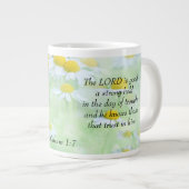 Nahum 1:7 Jumbo-Tasse (Vorderseite Rechts)