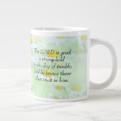 Nahum 1:7 Jumbo-Tasse (Rechts)