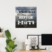 Nahum 1:7 Stonghold in Trouble Refugium in Ihm Poster (Heimbüro)