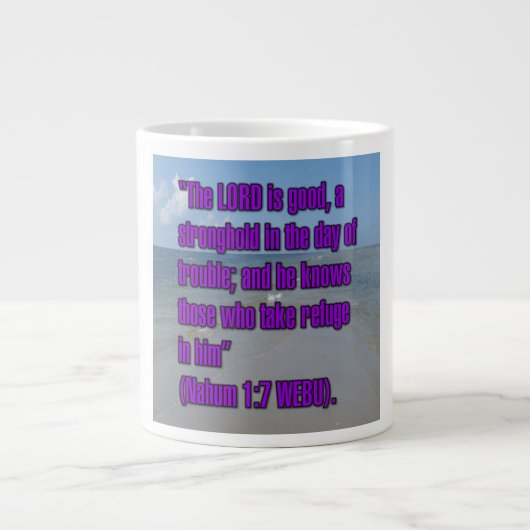 Nahum 1:7 WEBU Tasse (Vorderseite)