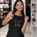 Nail Artist Technician Moderne Typografie Schürze<br><div class="desc">Diese Schürze für Nagelkünstler zeichnet sich durch moderne Typografie und ein elegantes, stilvolles Design aus, das sich perfekt für Profis der Schönheitsindustrie eignet. Diese Schürze mit ihren komfortablen Passform und praktischen Taschen ist sowohl funktional als auch modern und bietet eine ideale Möglichkeit, sich bleibe, während Sie Ihre Leidenschaft für Nagelkunst...</div>