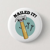Nails It Funny Hammer Nail Puff Button (Vorderseite)