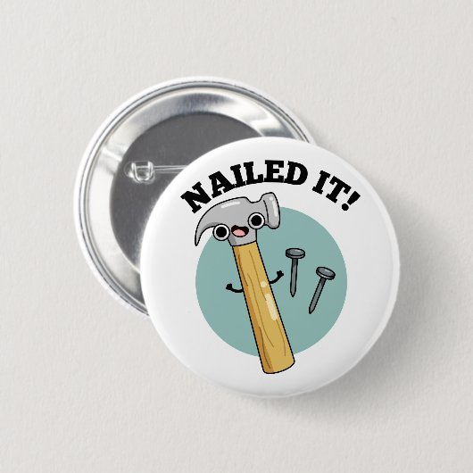 Nails It Funny Hammer Nail Puff Button (Vorne & Hinten)