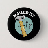 Nails It Funny Hammer Nail Pun Dark BG Button (Vorderseite)