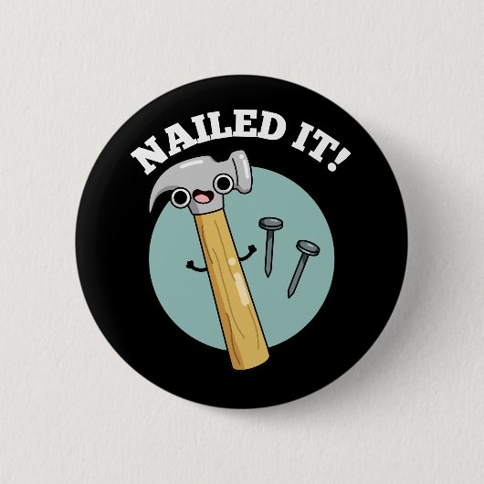 Nails It Funny Hammer Nail Pun Dark BG Button (Vorderseite)