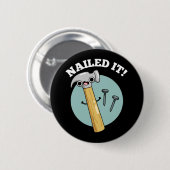 Nails It Funny Hammer Nail Pun Dark BG Button (Vorne & Hinten)