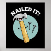 Nails It Funny Hammer Nail Pun Dark BG Poster (Vorne)