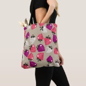 Naive Erdbeeren: Beige Hintergrund Nahtlos. Tasche (Von Nahem)