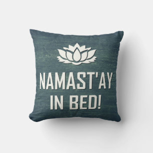 NAMAST'AY IM BETT! KISSEN