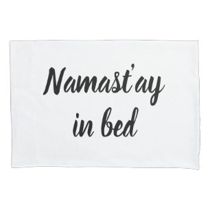 Namastay im Bett Schriftzug Kissenbezug