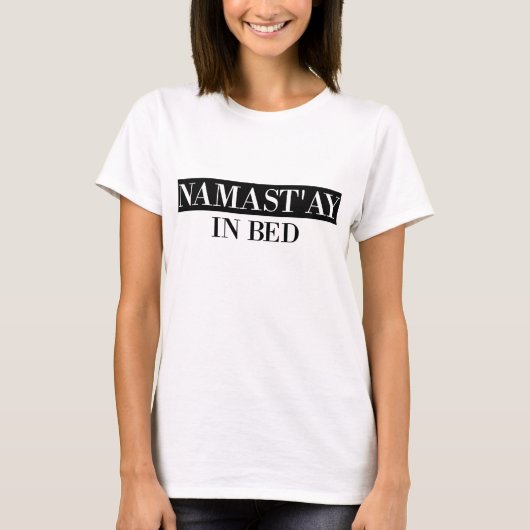 Namast'ay im Bett T-Shirt (Vorderseite)