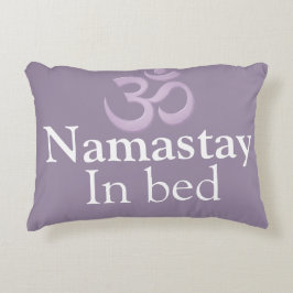 Namastay im Bett Yoga Lavendel lila weiß Lustig Dekokissen