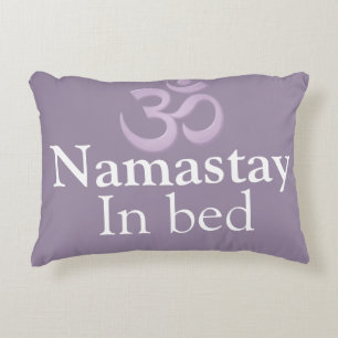 Namastay im Bett Yoga Lavendel lila weiß Lustig Dekokissen