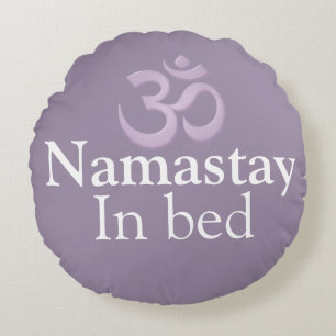 Namastay Im Bett Yoga Lavendel lila weiß Lustig Rundes Kissen