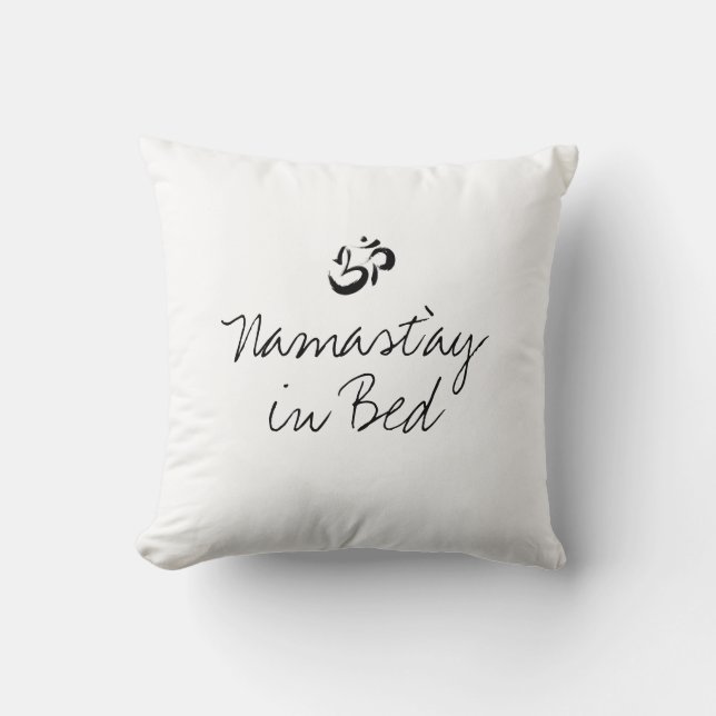 Namast'ay im lustigen Kissen des Betts (Vorderseite)