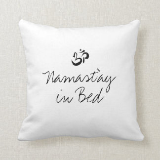 Namast'ay im lustigen Kissen des Betts