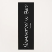 Namast'ay in Bed Black Silver Individuelle Name Yo Yogamatte (Vorderseite)
