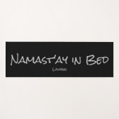 Namast'ay in Bed Black Silver Individuelle Name Yo Yogamatte (Vorderseite (Horizontal))