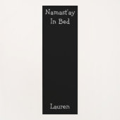 Namast'ay in Bed Black Silver Individuelle Name Yo Yogamatte (Vorderseite)