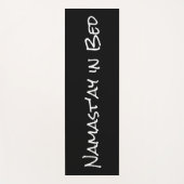 Namast'ay in Bed Schwarz-weiß Funny Yoga Pun Mat Yogamatte (Vorderseite)