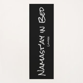 Namast'ay in Bed Schwarz-weißer Individuelle Name Yogamatte (Vorderseite)