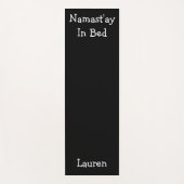 Namast'ay in Bed Schwarz-weißer Individuelle Name Yogamatte (Vorderseite)