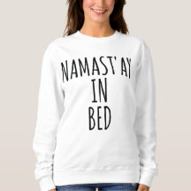 Namast'ay in Bett lustigem Crewneck Sweatshirt