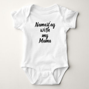 Namast'ay mit meiner Mutter Baby T und One-Zie Strampler