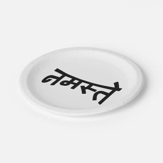 Namaste (न म ते) - Devanagari-Skript Pappteller (Schrägansicht)