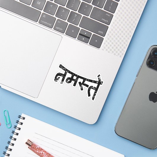 Namaste (न म स् ते) - Devanagari-Skript {Distresse Aufkleber (Laptop mit iPhone)