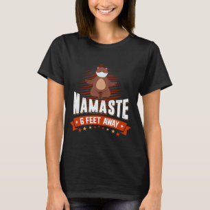 Namaste 6 Fuß entfernt Bär mit Gesichtsmaske Yoga T-Shirt